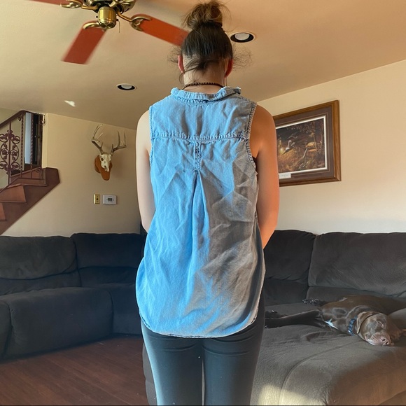 A sleeveless jean top - Picture 3 of 3